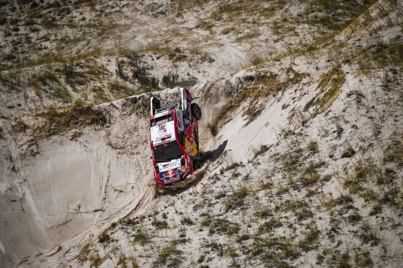 Al-Attiyah-Toyota-Gazoo-Hilux Nasser al Attiyah w Toyocie w czasie Rajdu Dakar 2018