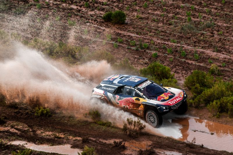 Peugeot Rajd Dakar fot Eric Vargiolu DPPI Carlos Sainz w Peugeot 3008 DKR Maxi Rajd Dakar 2018