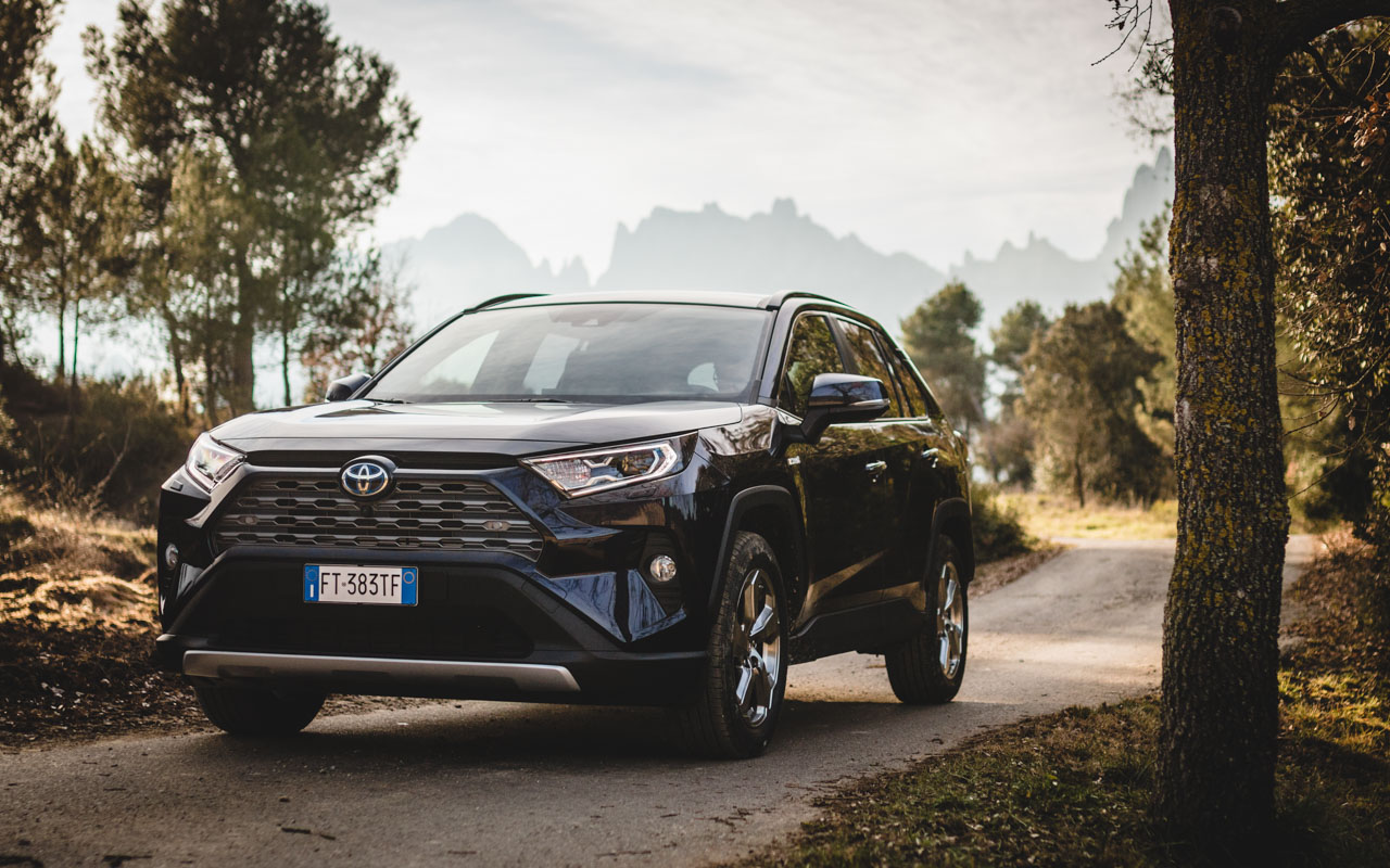 Toyota RAV4 Hybrid test Katalonia Toyota RAV4 Hybrid na katalońskiej drodze