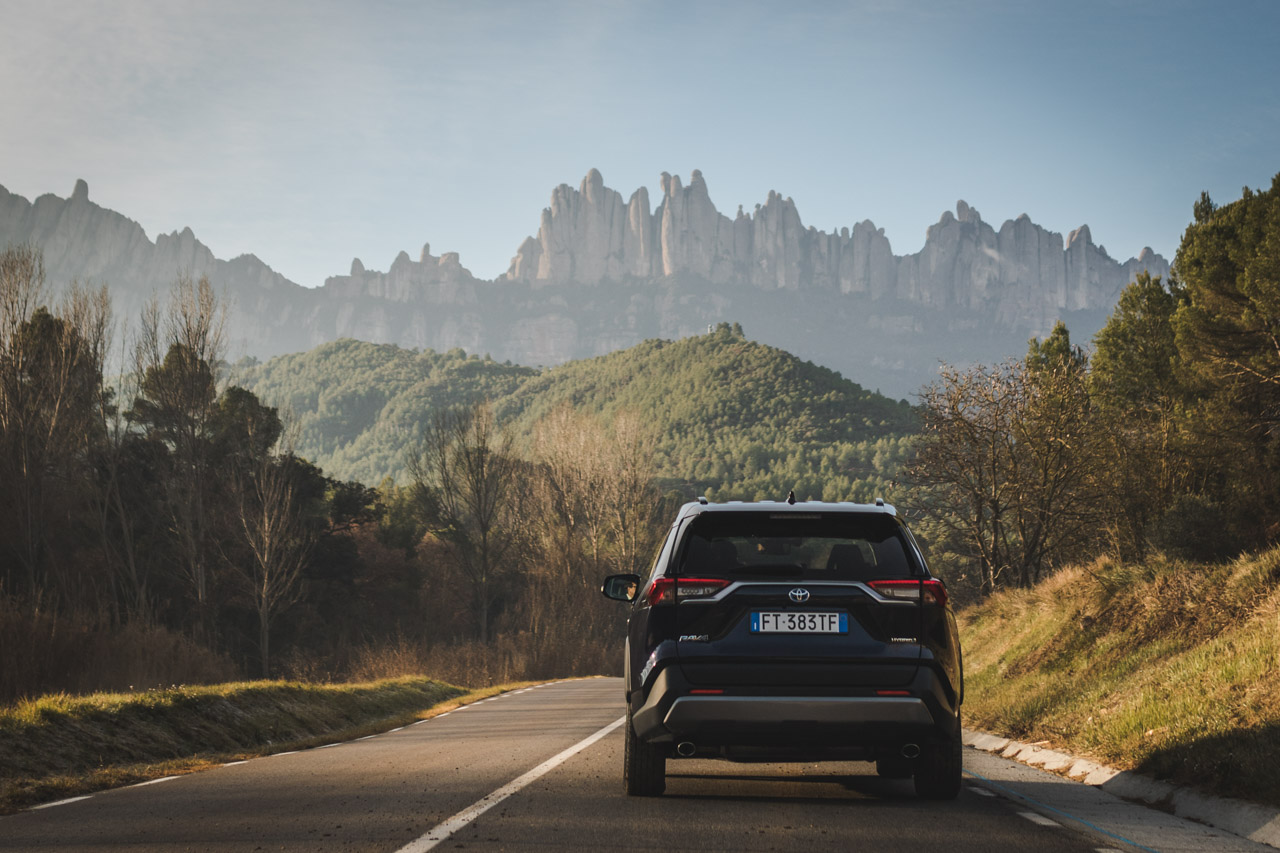 Toyota RAV4 Hybrid test w ruchu Toyota RAV4 na górskiej drodze