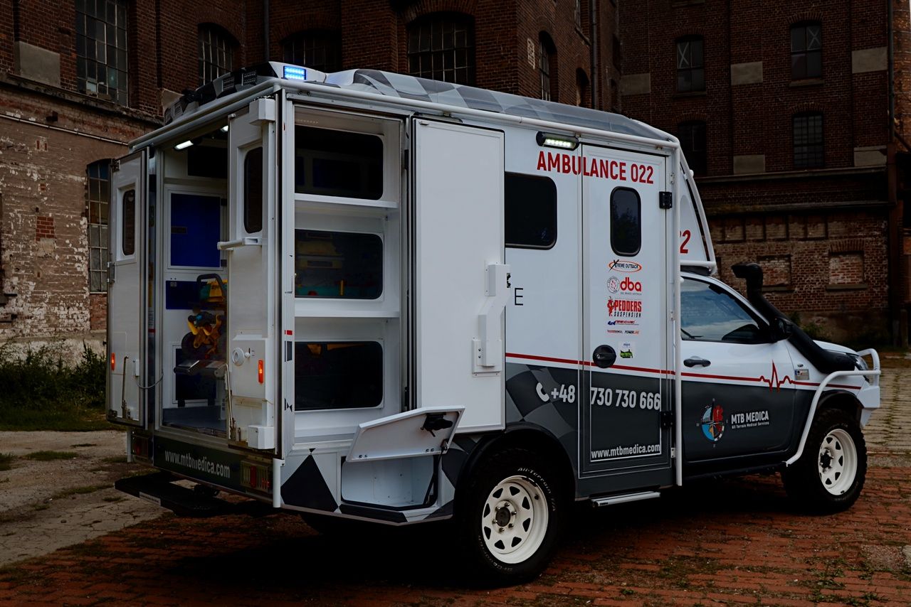 2 toyota hilux septyczna karetka fot mtb medica