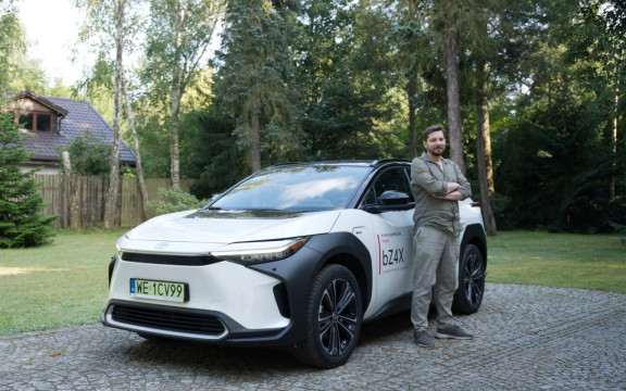 Kolejna podróż Arkadego P. Fiedlera. Za kierownicą elektrycznej Toyoty bZ4X