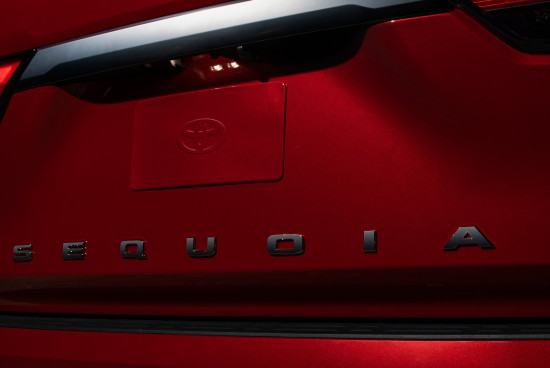 2023_Toyota_Sequoia_017