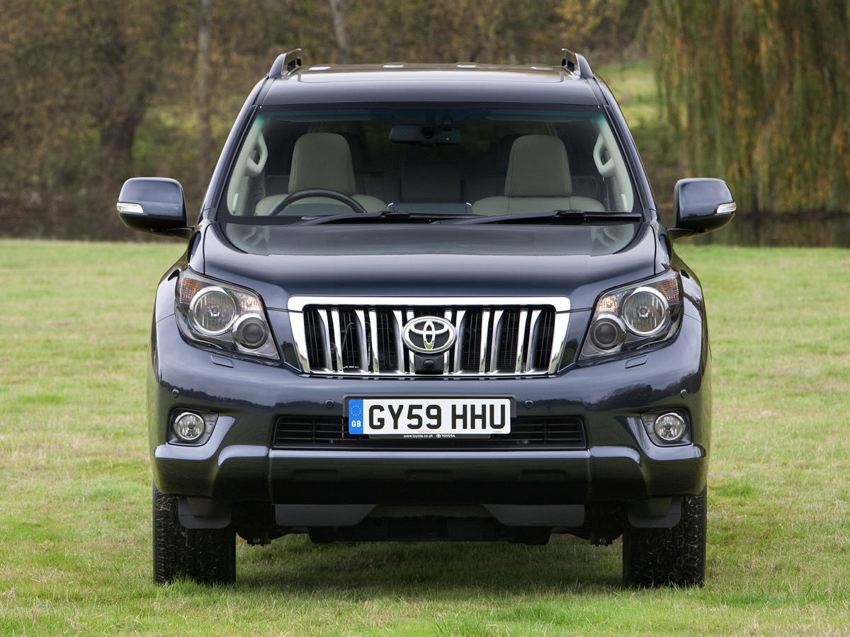 Toyota Land Cruiser 150 front 2009